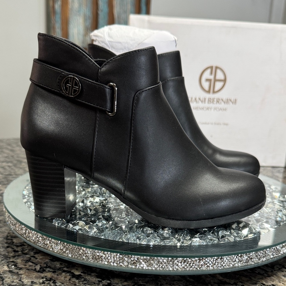 Gianni Bini Black Ankle Booties memory foam technology NWT 6.5